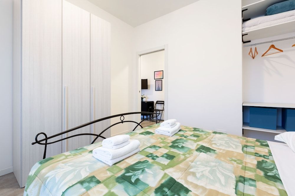 undefined Renovated Flat Subway Yellow Line 4