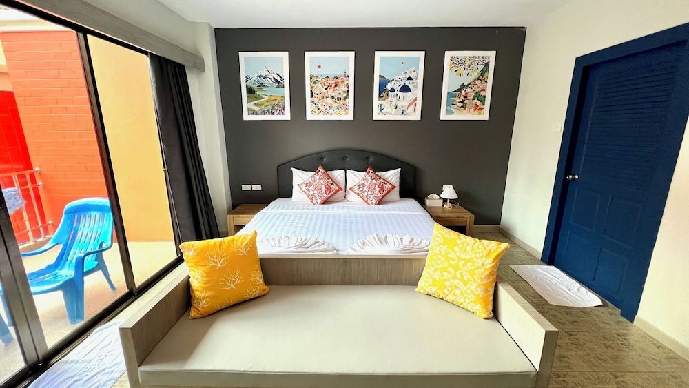 My Friend's House Double Room, 1 King Bed, Pool Access, Pool View 2