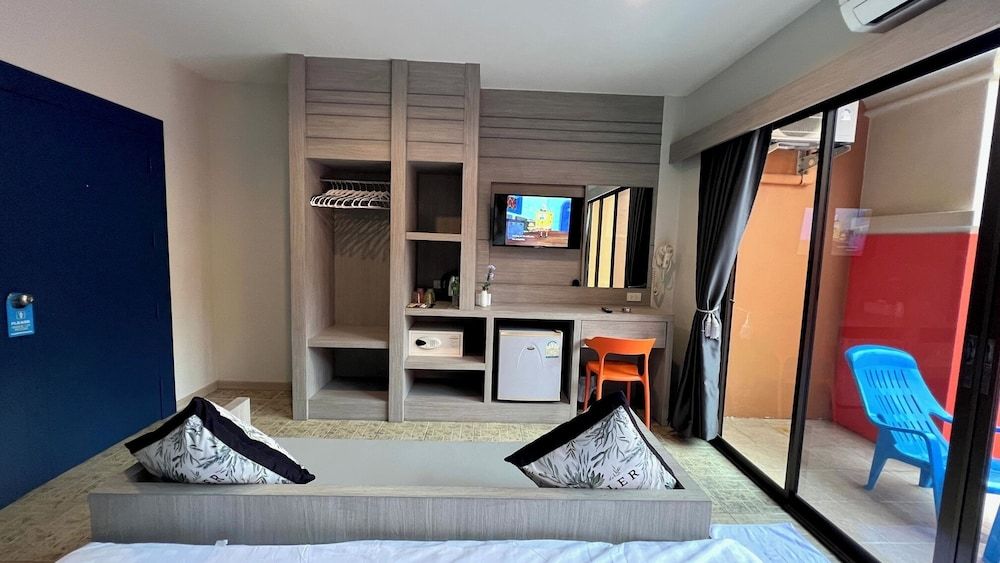 My Friend's House Double Room, 1 King Bed, Pool Access, Pool View 4