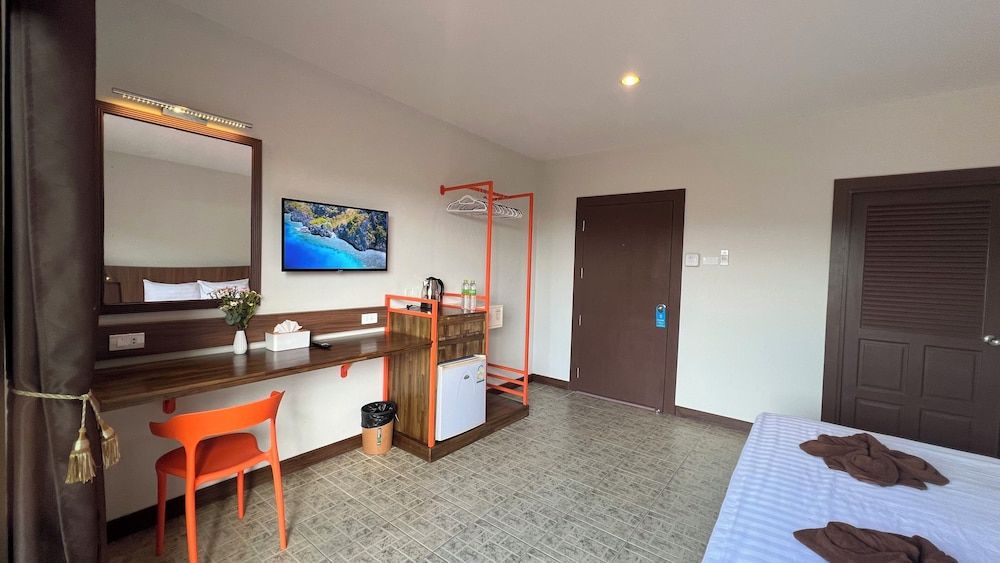 My Friend's House Double Room, 1 King Bed, Balcony, Pool View 6