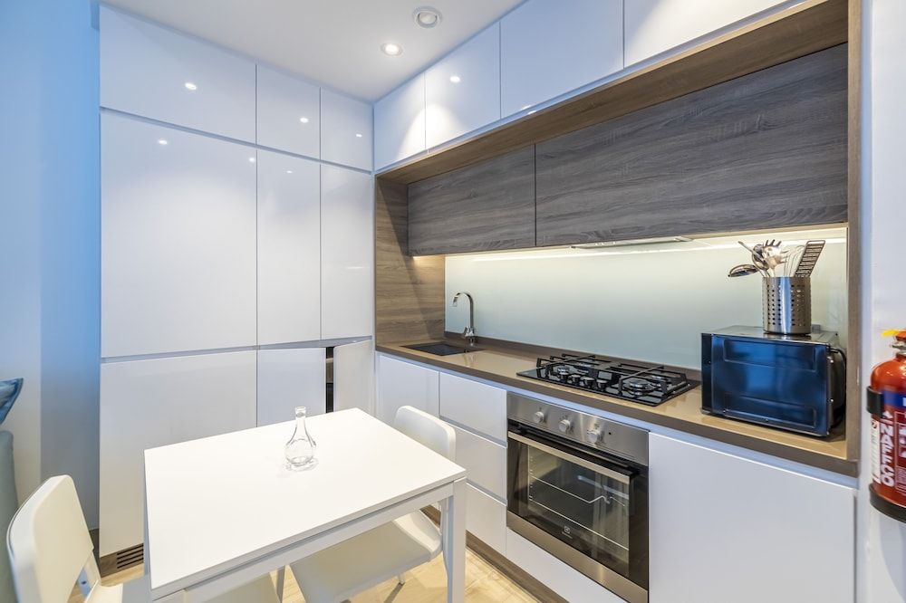 Studio One Dubai Marina Executive Studio Suite, 1 Queen Bed, Balcony, City View 4