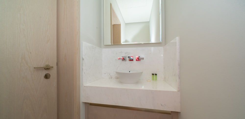 KOHH – 1BR in The Palm Tower