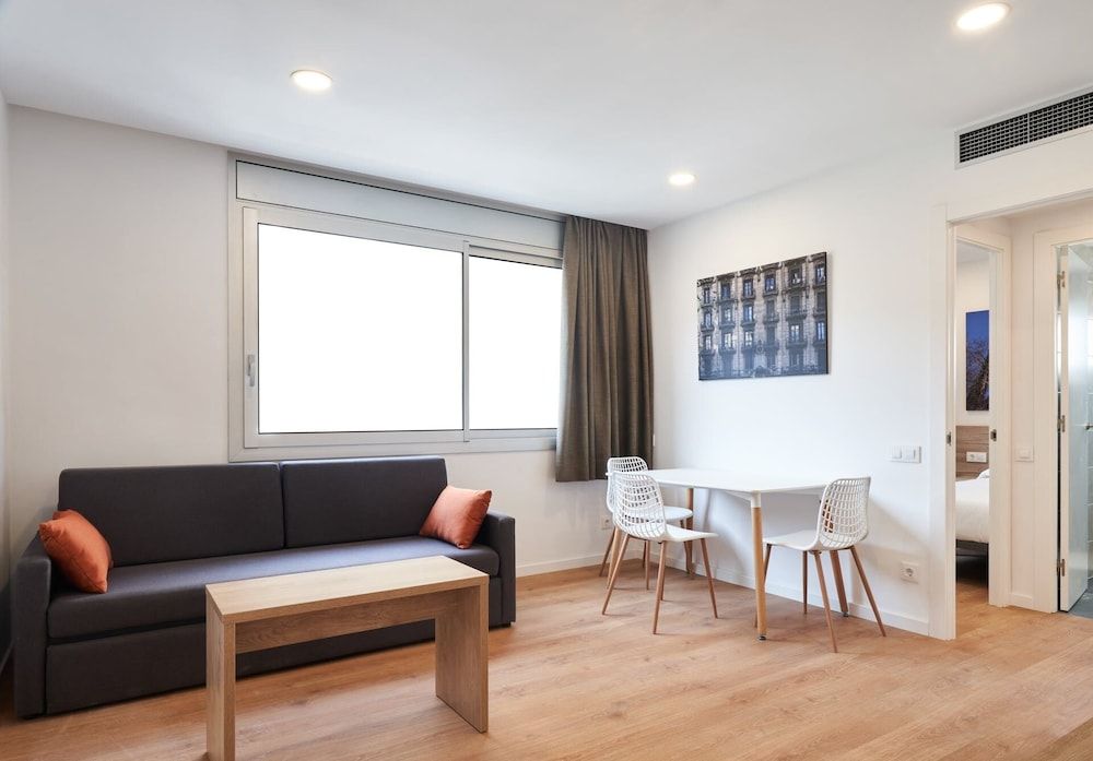 Aparthotel Augusta Barcelona Classic Apartment, Multiple Beds, Non Smoking (APARTAMENTO 3-4 PAX) 3