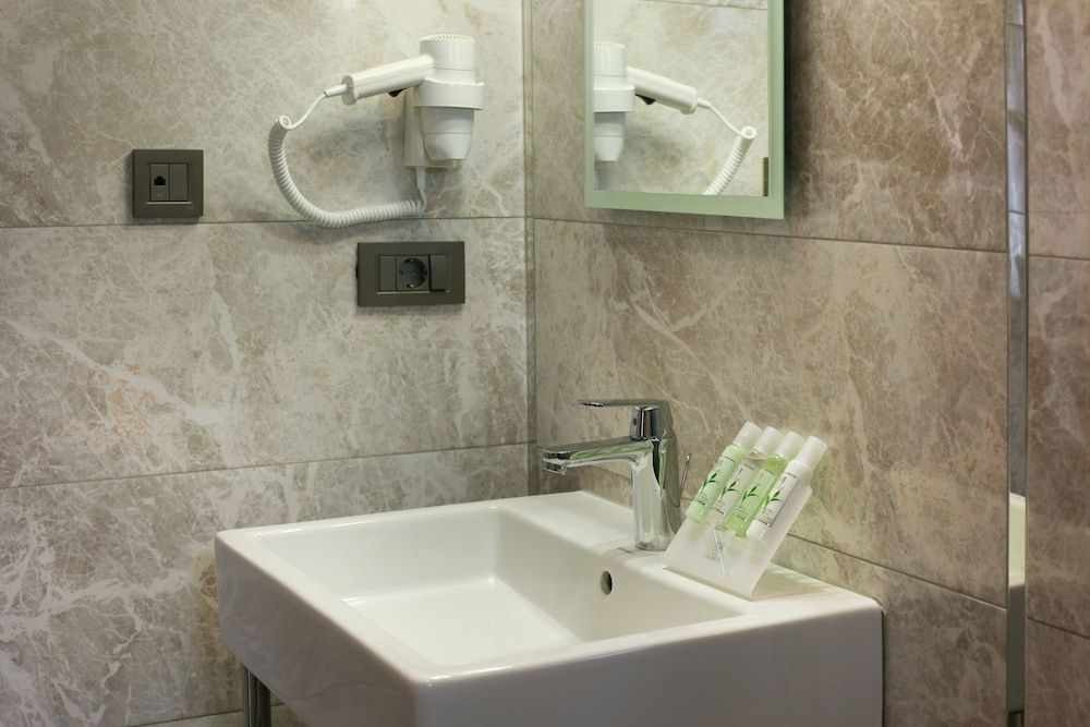 The Fox Hotel Standard Double Room 13