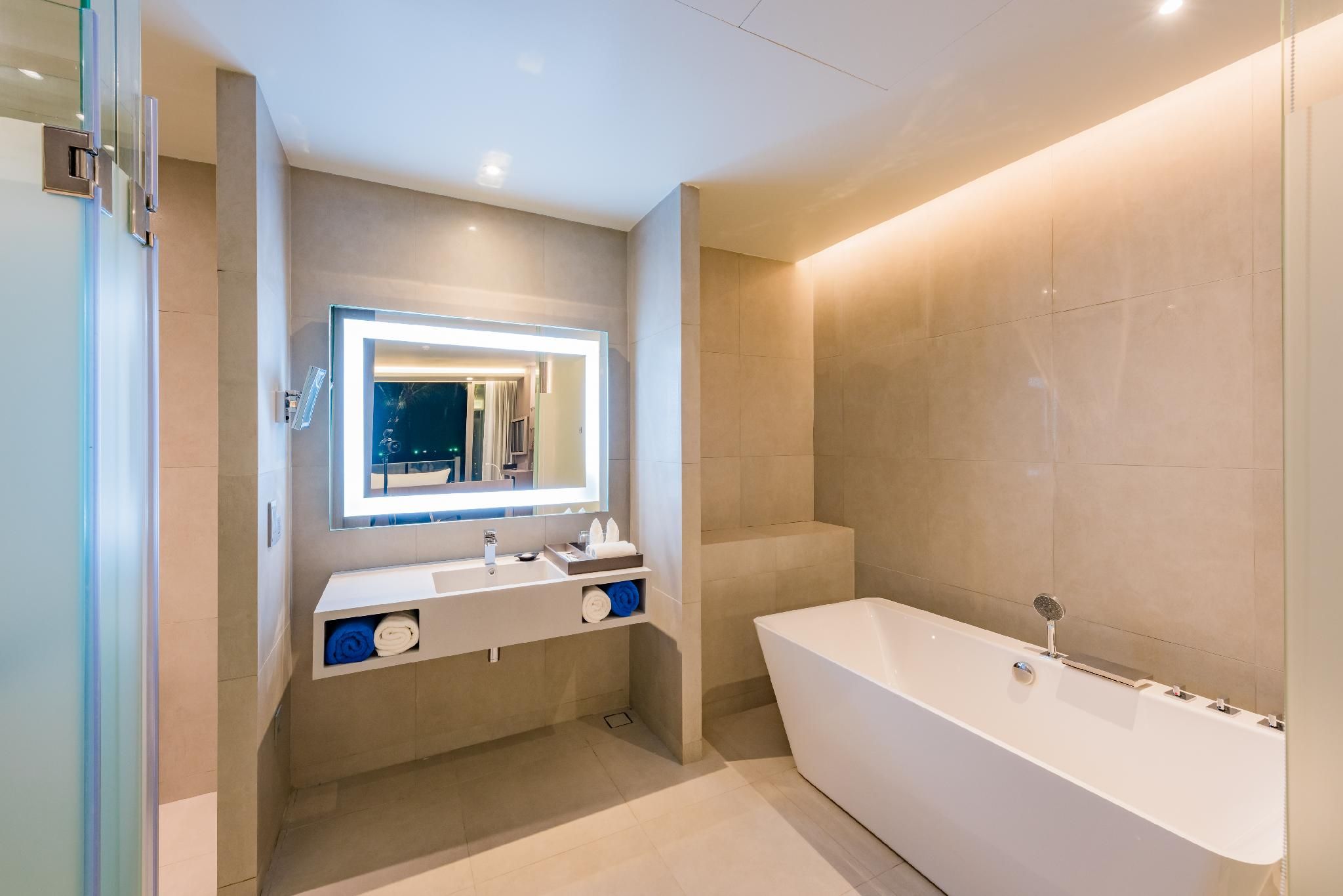 Pool Access Comfy Room