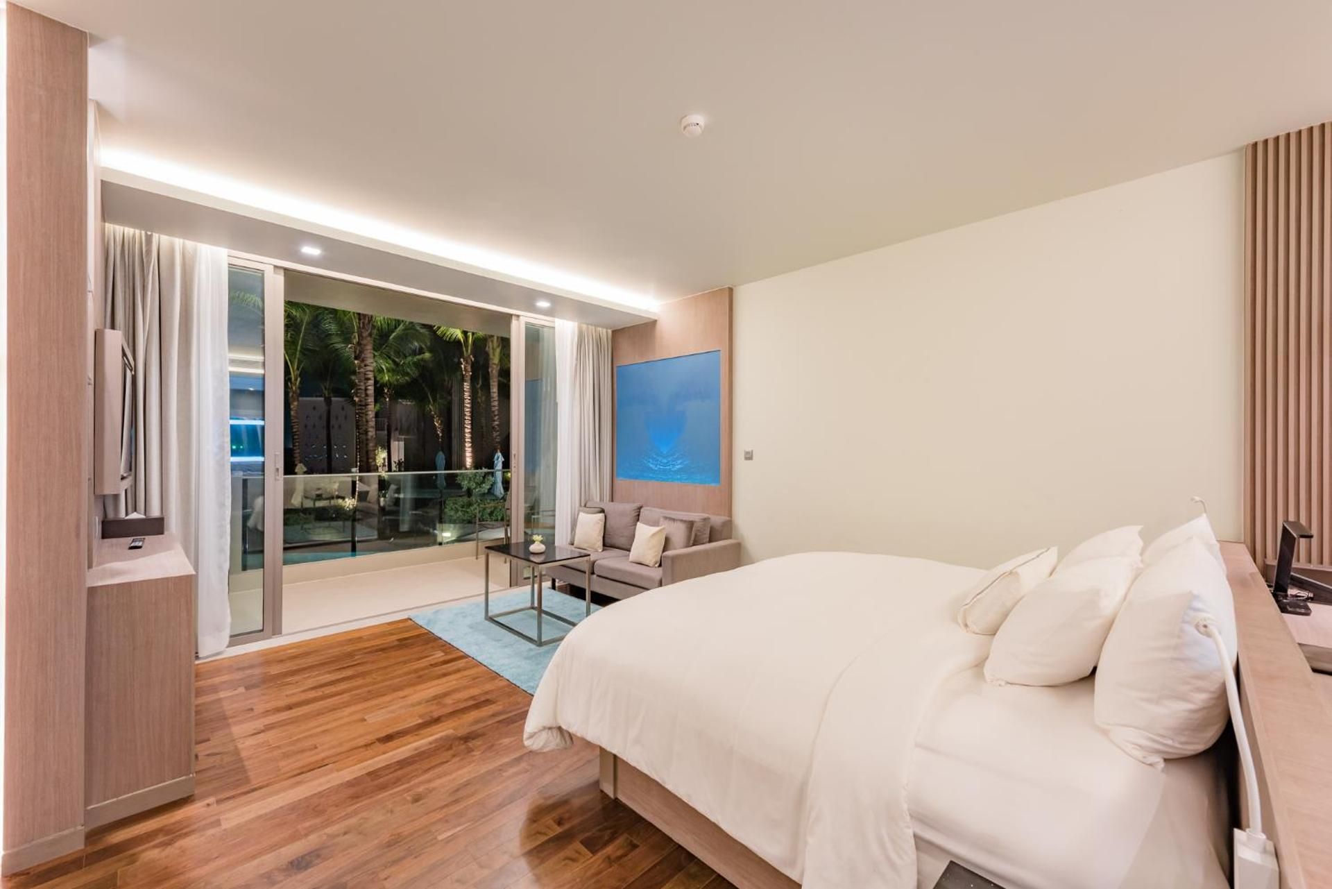 Pool Access Comfy Room