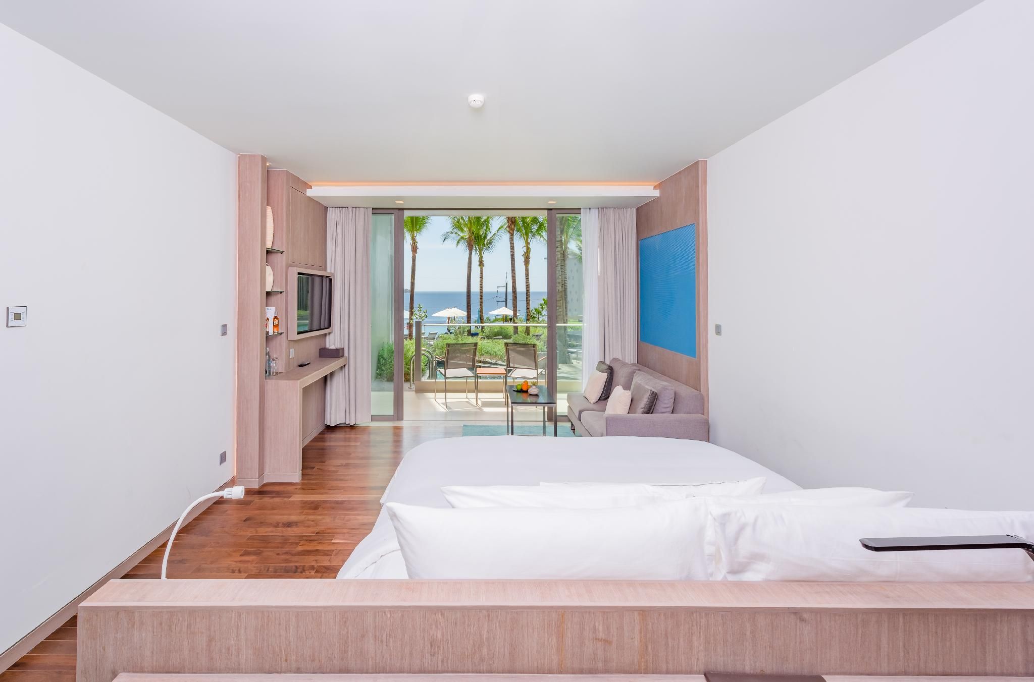 Pool Access Comfy Room