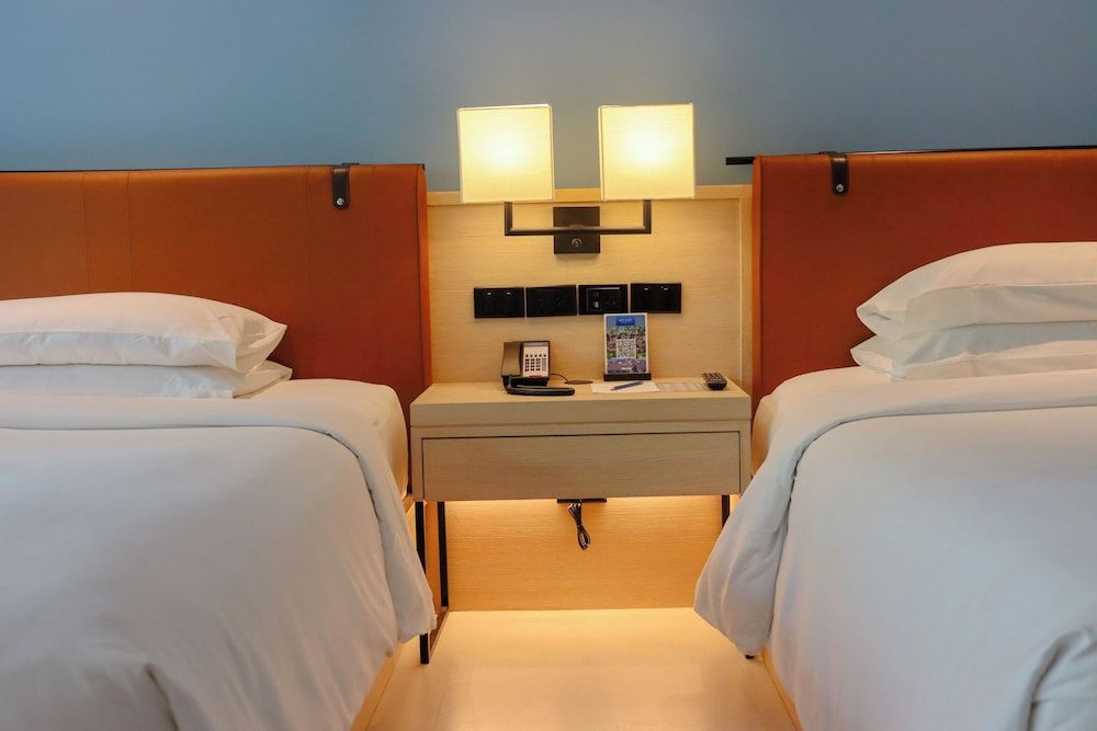 Holiday Ao Nang Beach Resort Krabi Family Garden View Room 8