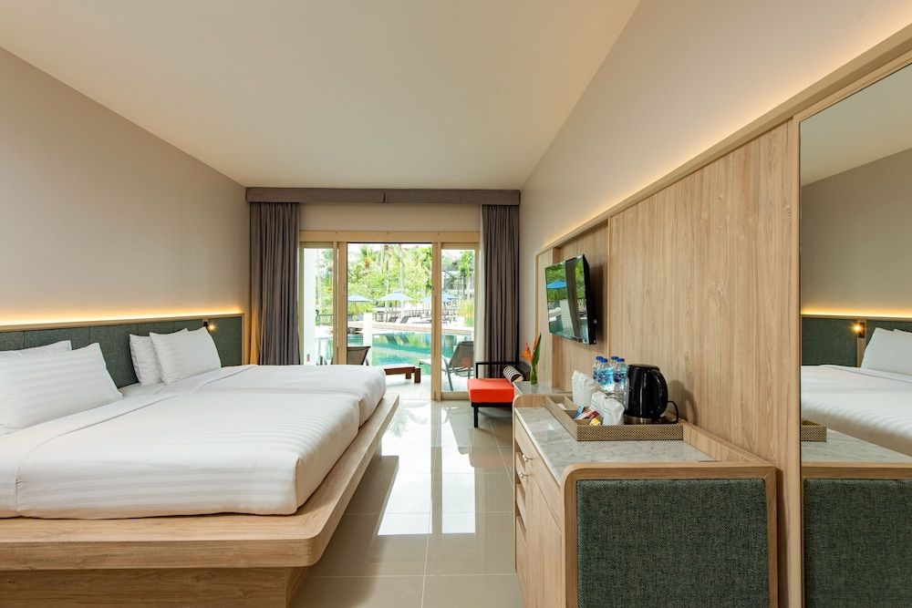 Deluxe Pool Access Room - Free Minibar (One time per stay)