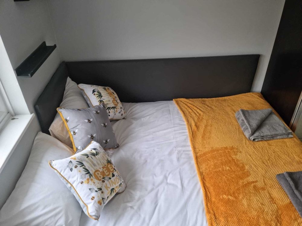 undefined Impeccable 4-bed House in London With Jacuzzi