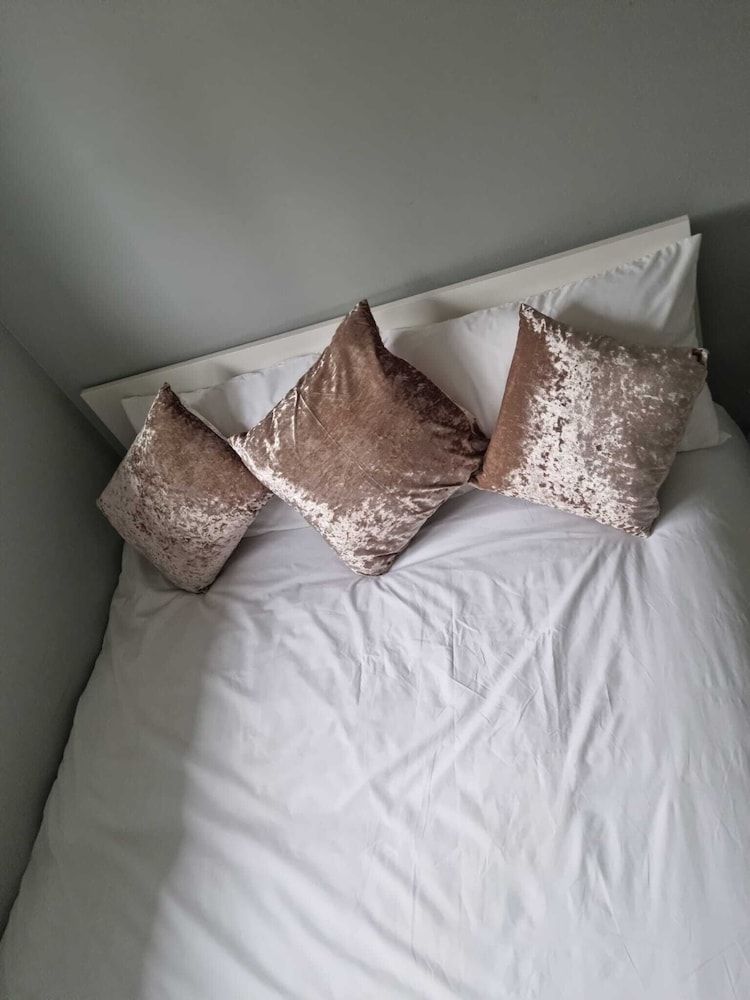 undefined Impeccable 4-bed House in London With Jacuzzi 8