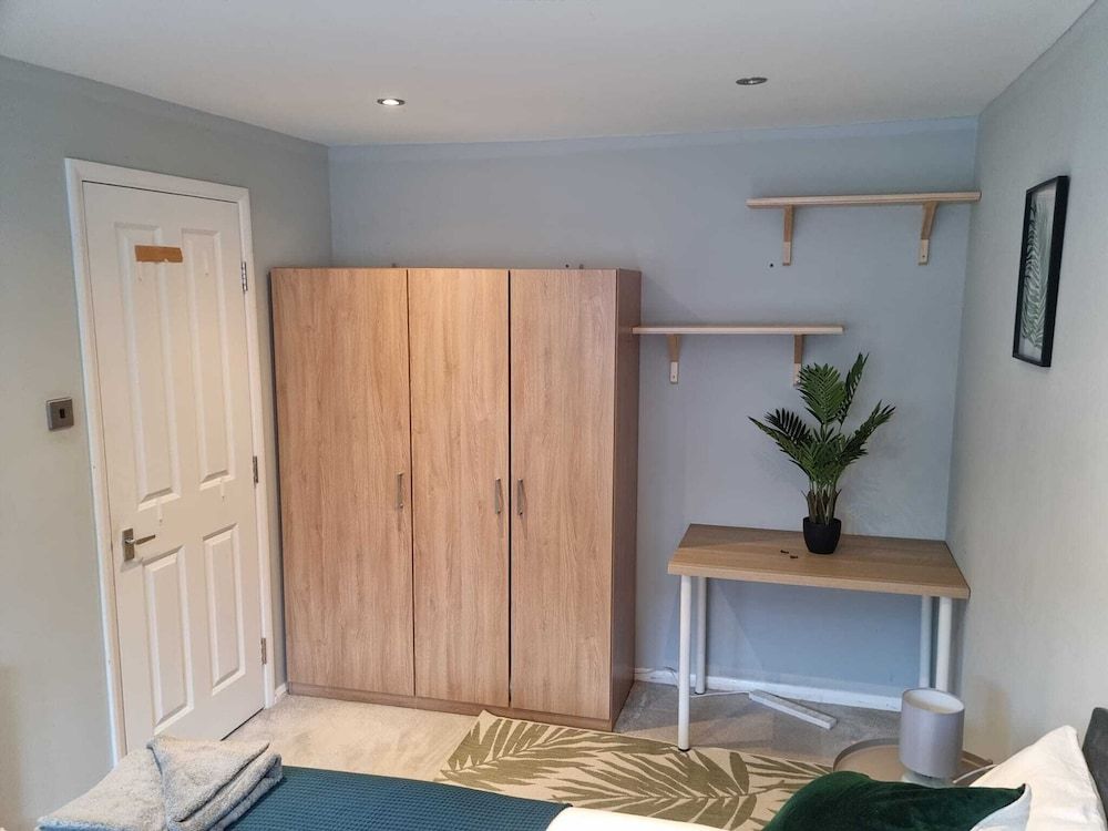 undefined Impeccable 4-bed House in London With Jacuzzi 4