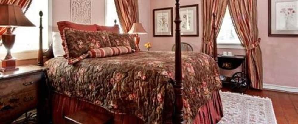 The Wayside Inn Bed & Breakfast Deluxe Suite (Pierpoint suite) 3