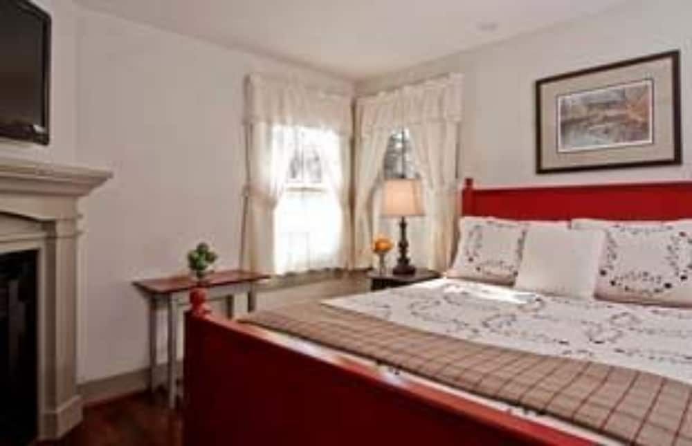 The Wayside Inn Bed & Breakfast Deluxe Room (Terrace room) 3