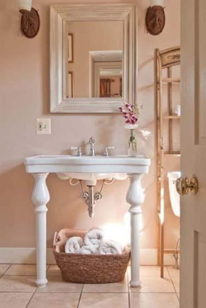 The Wayside Inn Bed & Breakfast Deluxe Suite (Pierpoint suite) 11