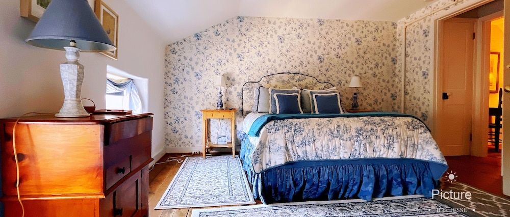 The Wayside Inn Bed & Breakfast Design Room (Margos suite) 5