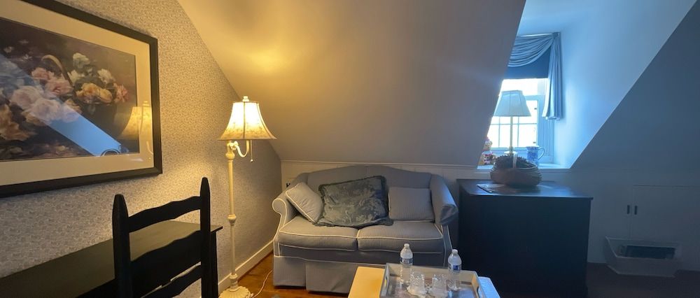 The Wayside Inn Bed & Breakfast Design Room (Margos suite) 7