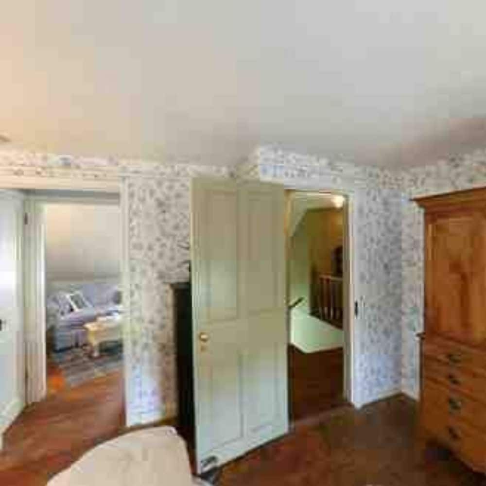 The Wayside Inn Bed & Breakfast Design Room (Margos suite) 3