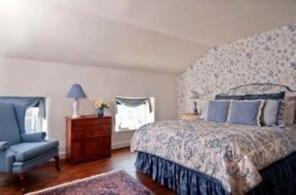 The Wayside Inn Bed & Breakfast Design Room (Margos suite) 2