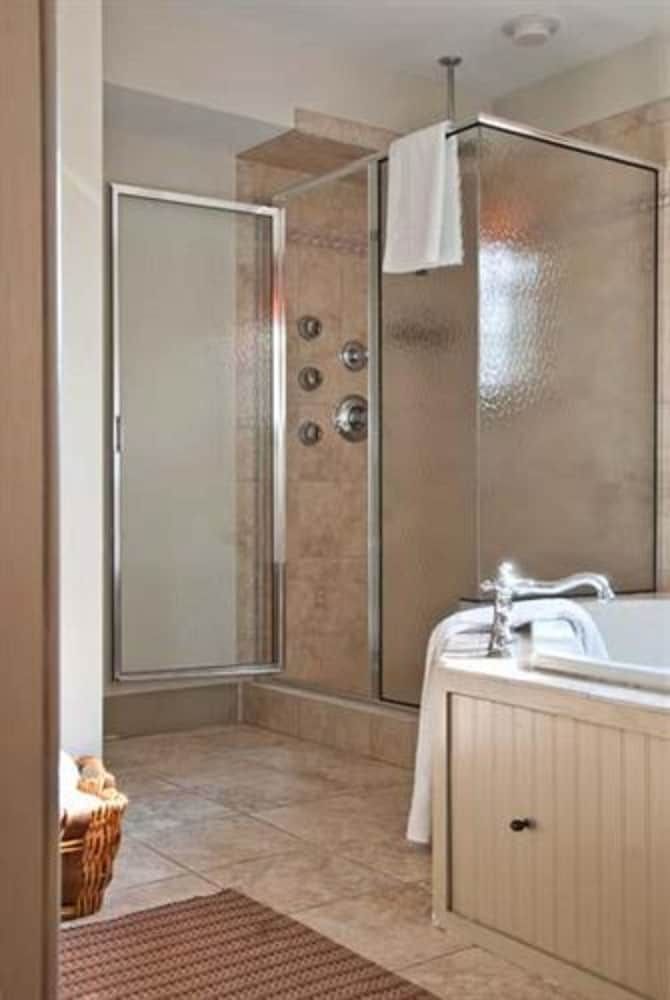 The Wayside Inn Bed & Breakfast Deluxe Room (Terrace room) 7