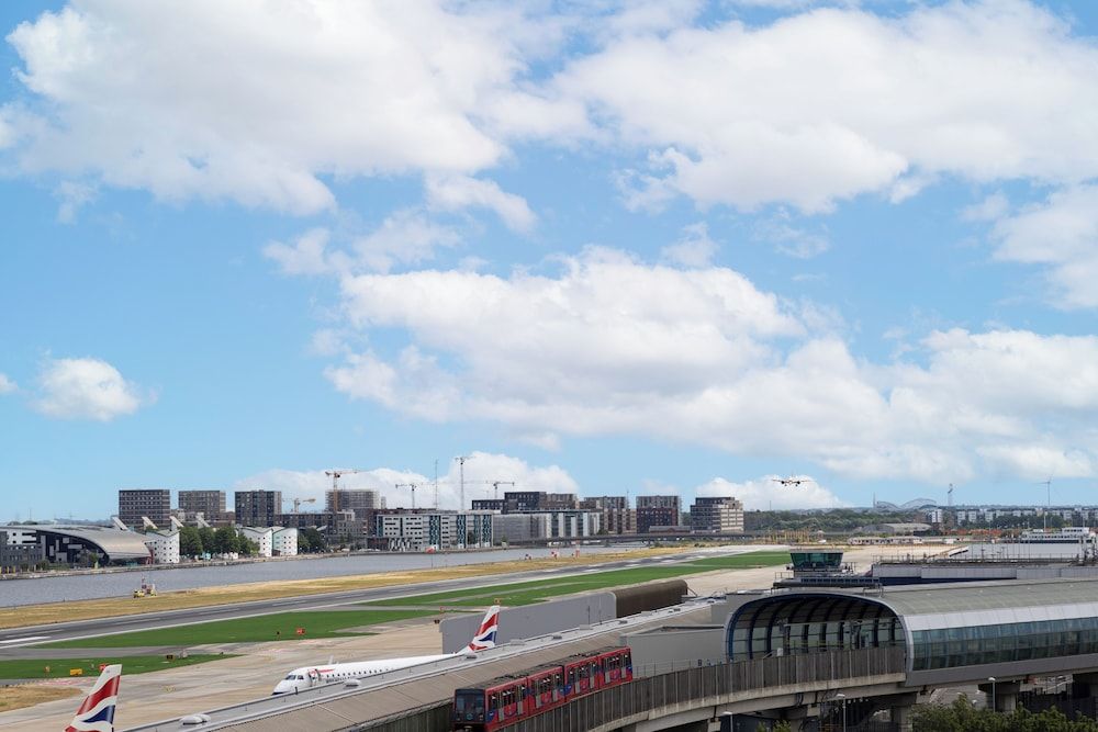 Courtyard by Marriott London City Airport Room, 1 King Bed 3