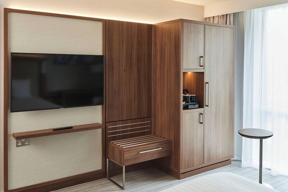 Courtyard by Marriott London City Airport Room, 1 King Bed 6