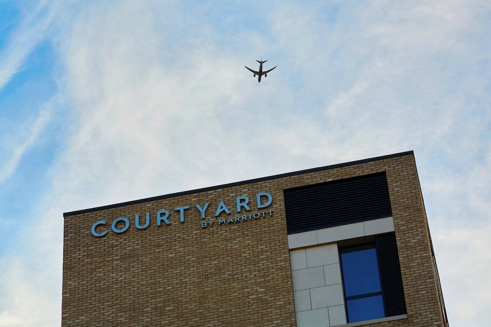 undefined Courtyard by Marriott London City Airport 8