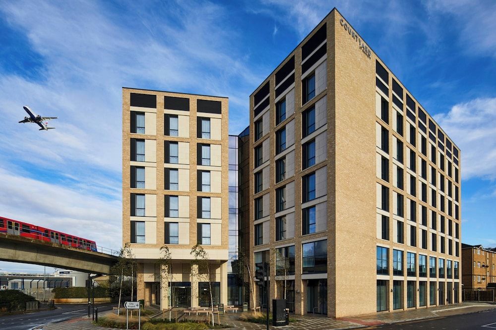 undefined Courtyard by Marriott London City Airport 2