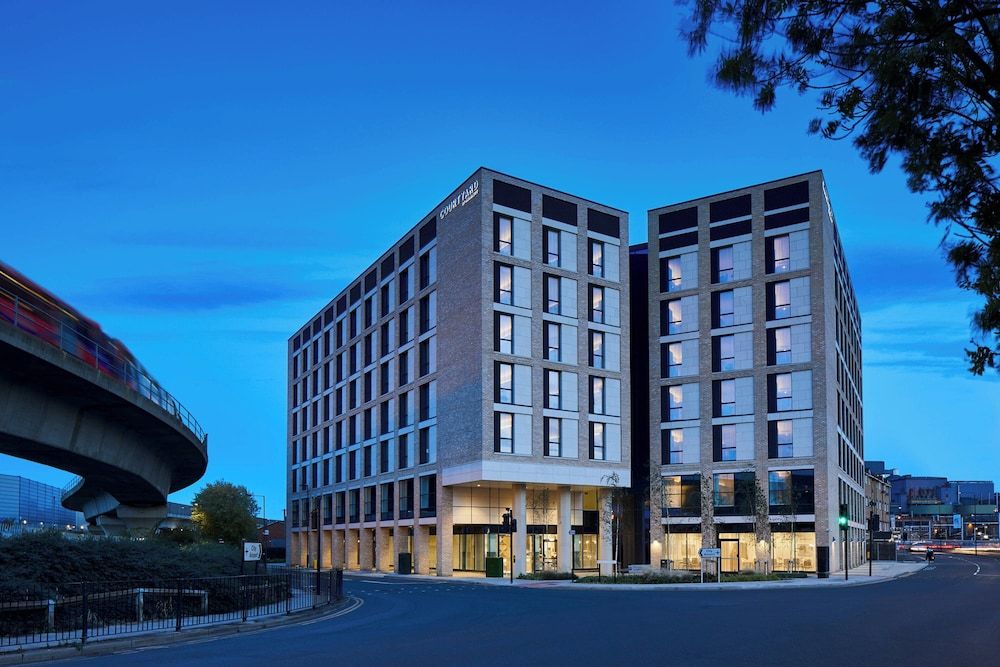 undefined Courtyard by Marriott London City Airport 3