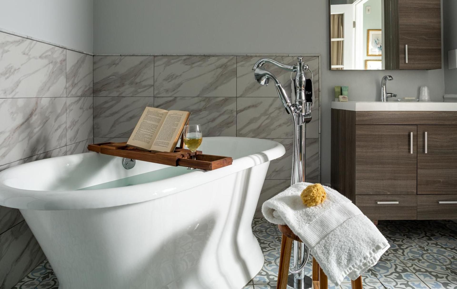 Queen Cottage with Spa Bath (Burgess)