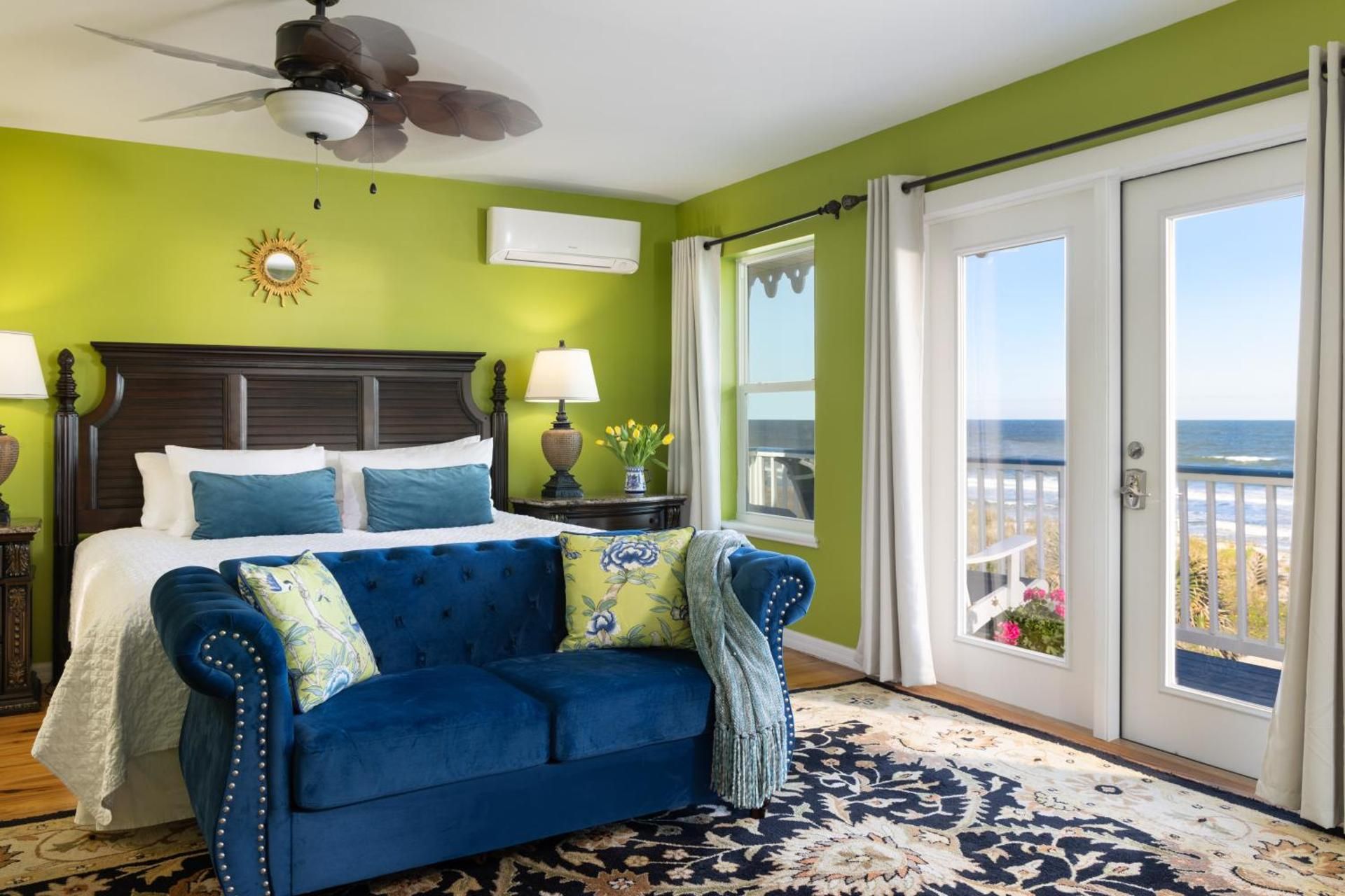 King Suite with Balcony (Lookout)