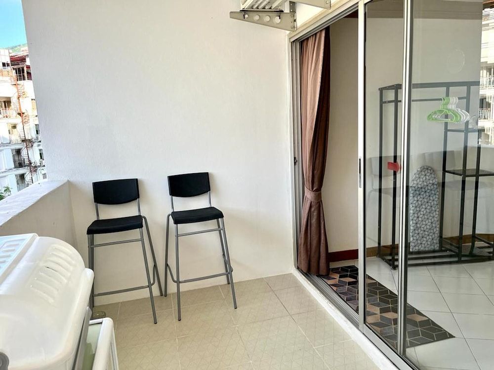 Patong Beach Gardens - Pool, Fast Wifi, Smart TVs Apartment 18