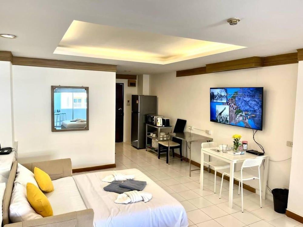 Patong Beach Gardens - Pool, Fast Wifi, Smart TVs Apartment 14