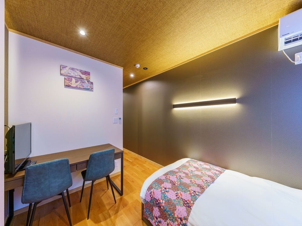 undefined Yadoya Suzume 9