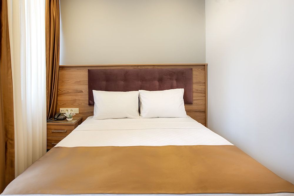 West Palace Hotel Standard Room 4