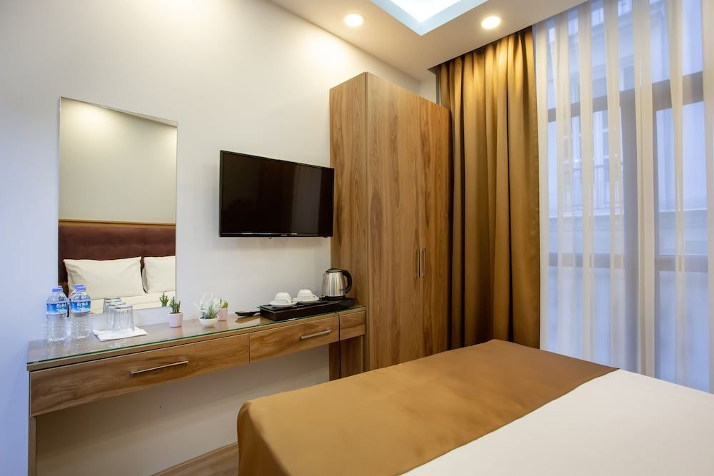 West Palace Hotel Standard Room 9