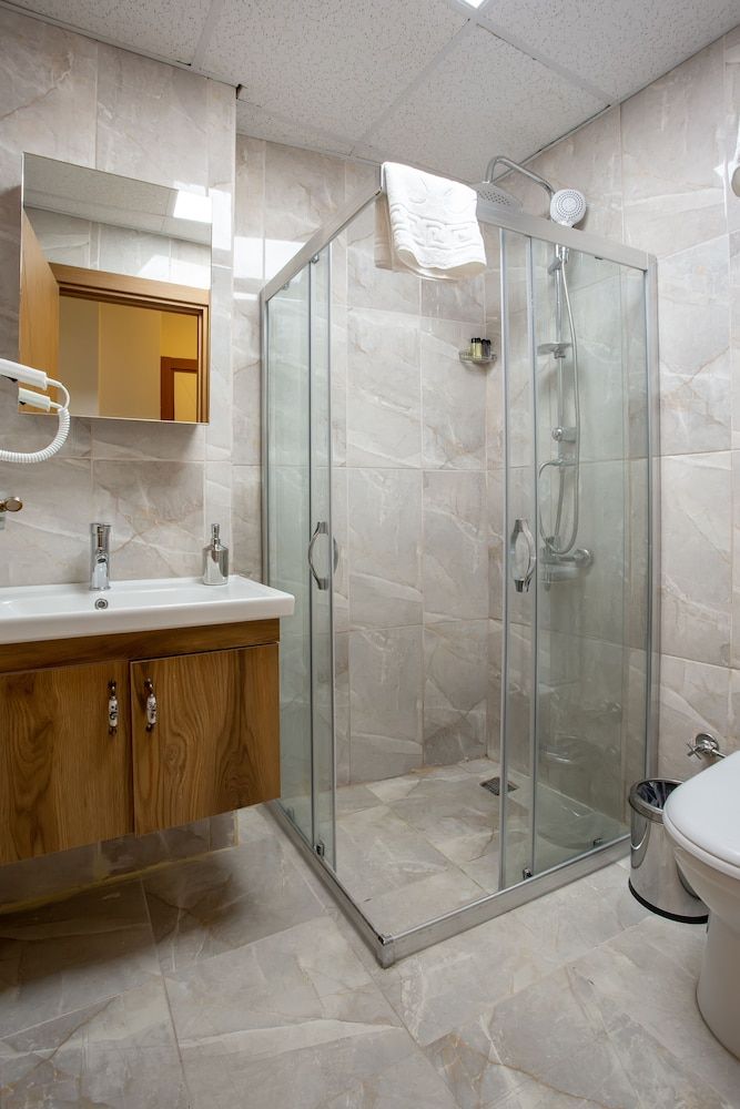 West Palace Hotel Standard Room 6