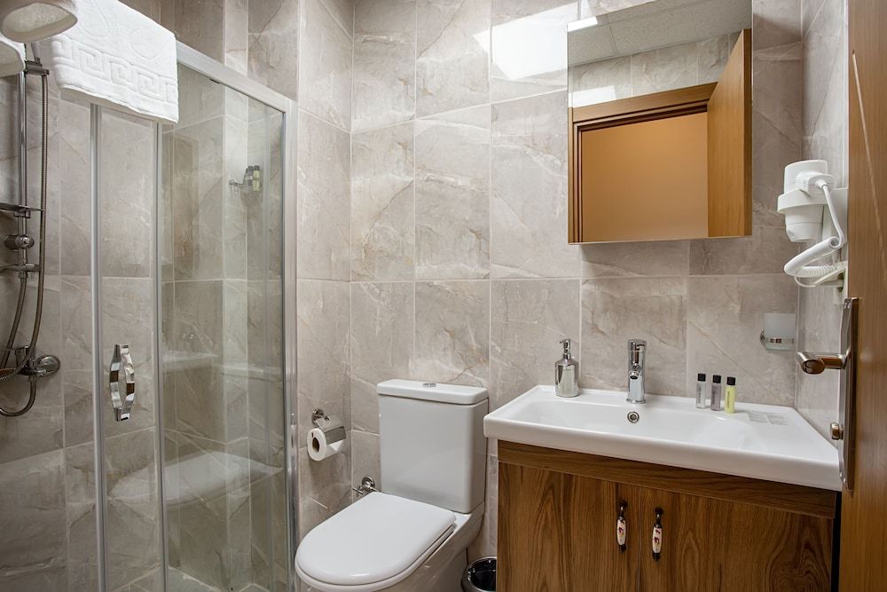 West Palace Hotel Standard Room 7