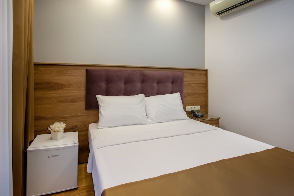 West Palace Hotel Standard Room 4