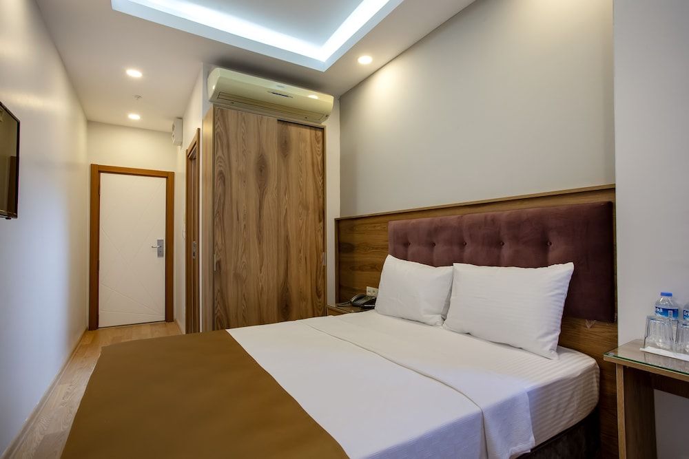 West Palace Hotel Standard Room 3