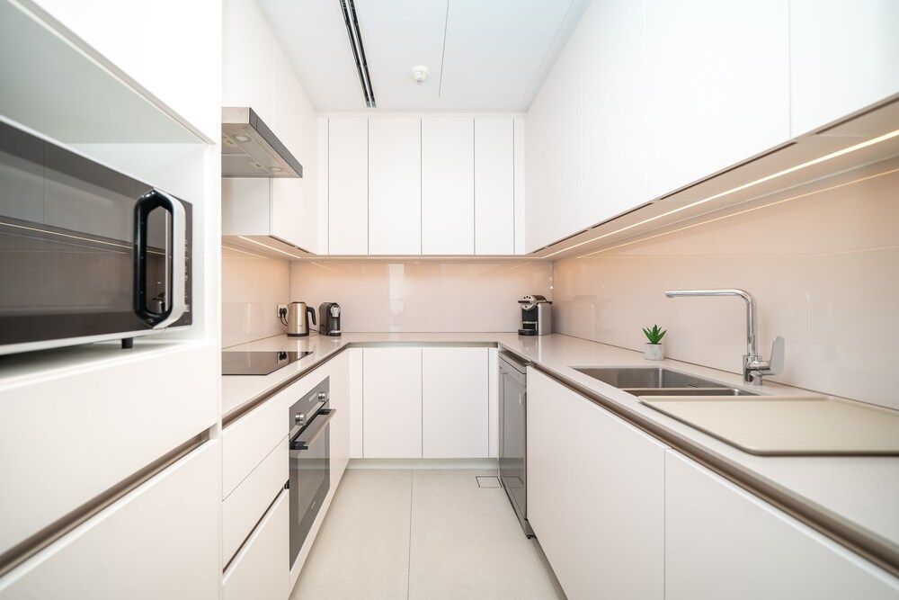 Jumeirah Gate Tower - Luton Vacation Homes