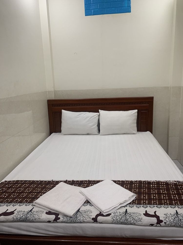 Ngoc Quy Hotel Standard Room 4