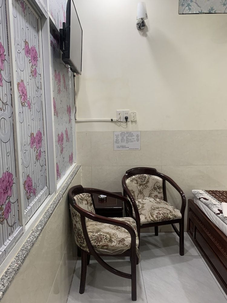 Ngoc Quy Hotel Standard Room 9