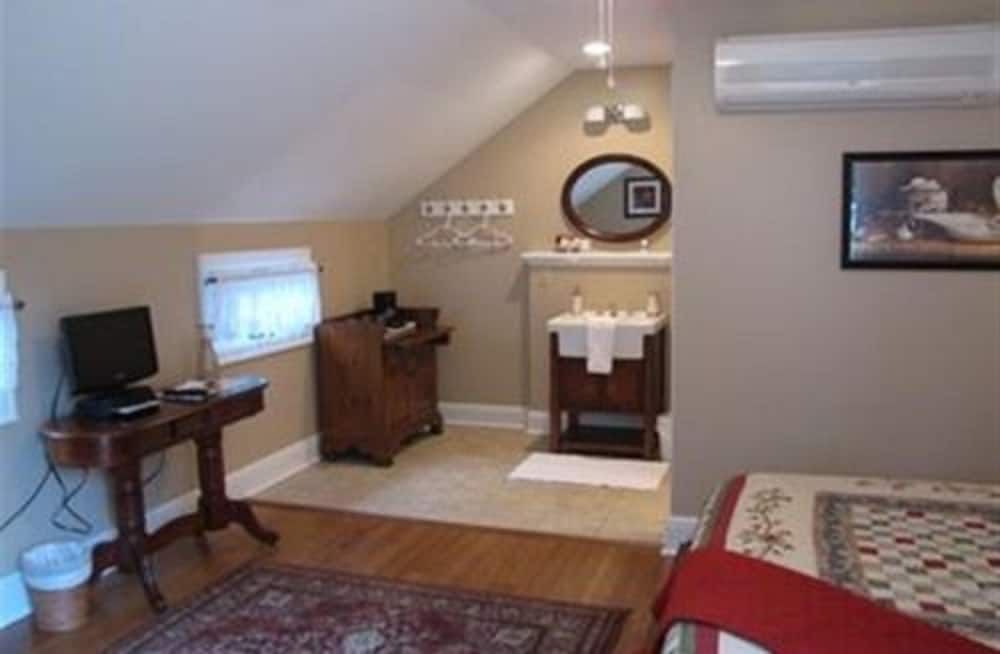 Brickhouse Inn Carriage House Room