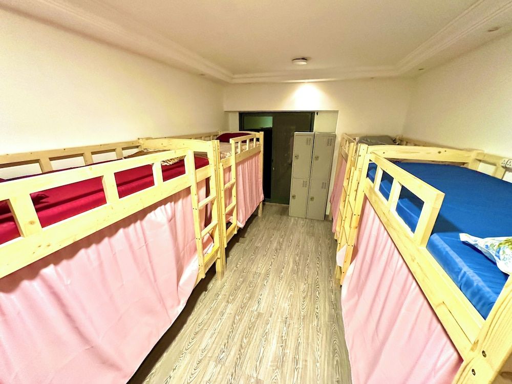 undefined Heartland Hostel 8