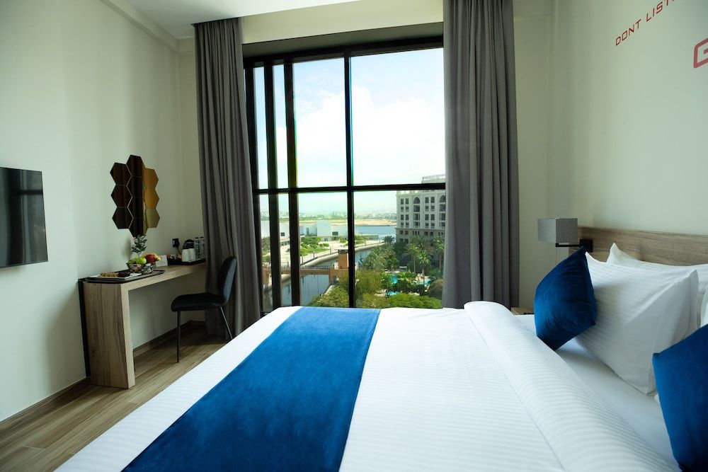 undefined Grand Kingsgate Waterfront By Millennium Hotels 4