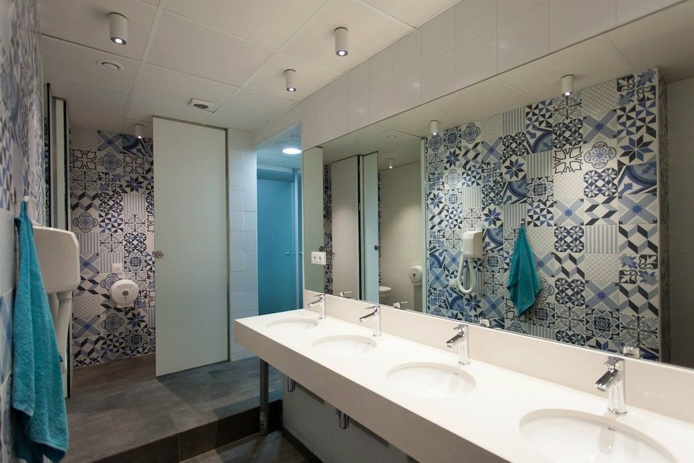 Dream Cube Hostel Shared Dormitory, Mixed Dorm (1 bed in a 16-Bed Dormitory Room) 5