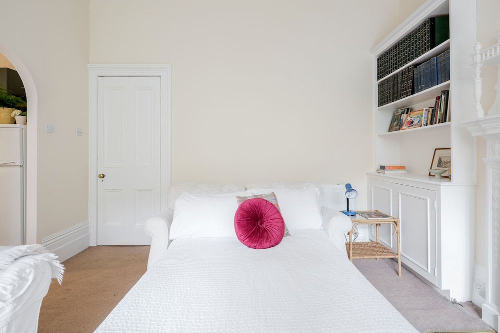 Charming Grand One bedroom One-Bedroom Apartment 5