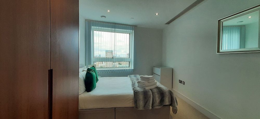 undefined Lovely 2-bed/2-bath Apartment in Lincoln Plaza 4