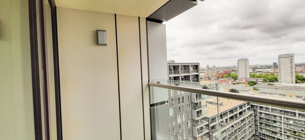 undefined Lovely 2-bed/2-bath Apartment in Lincoln Plaza 2